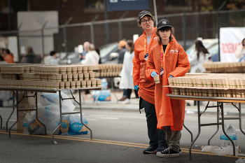Волонтёры на пункте питания во время марафона / Нью-Йорк
