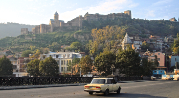 Тбилиси, район Авлабари / Авлабари (груз. ავლაბარი) — один из древнейших районов Тбилиси. 
Вид на крепость Нарикала, справа — купол армянской церкви «Эчмиадзин».