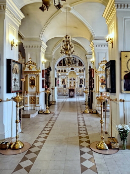 В старом храме / Церковь Сергия в Бусинове