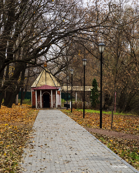 Беседка / В парке безлюдно