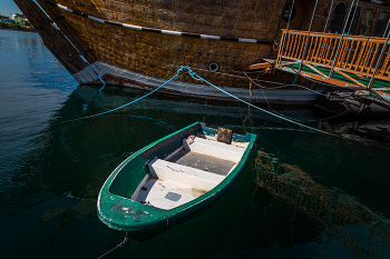 Большой и маленький / Маленькая лодка мечтает о большом море ;) 
Фотография двух ложок на набережной в Шардже, ОАЭ. 

25°20'34&quot;N 55°23'02&quot;E