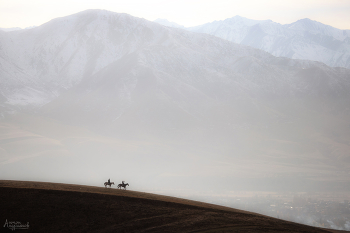 Пейзаж с конями / Всадники на горе Таштар-Ата. На заднем плане — Тянь-Шань.