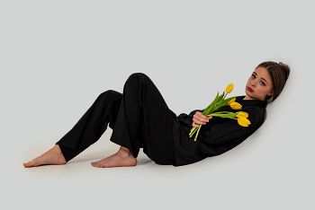 В чёрном с жёлтым / модель Ангелина Табакова
макияж Мария Смирнова
локоны Марина Быстрова