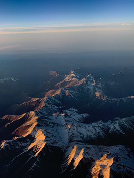 Вечер над Кавказом / Большой Кавказский хребет с высоты полета. 
Больше фотографий в телеграме: @photowine