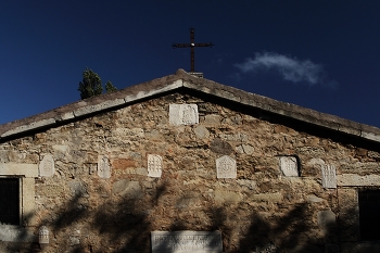 армянская церковь / во дворе этой маленькой церкви в г. Феодосия похоронен И. Айвазовский