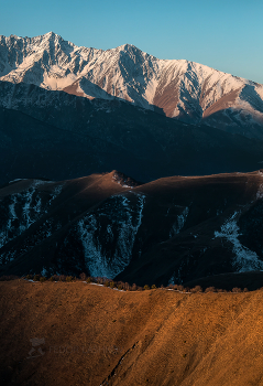 Рассвет в горах Ингушетии / Первый снег, как украшение вершин гор и склонов холмов. 
Из фотопроекта «Кавказ без границ».