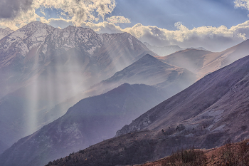 Свет. горы. Дымка / Снято в Северной Осетии на Згидском перевале. Нережимное время, просто повезло с облаками.