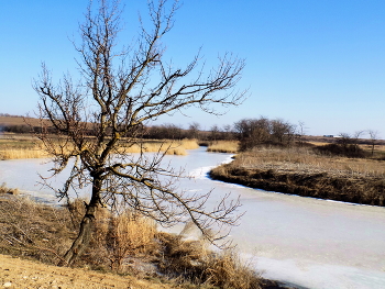 Река замёрзла... / На реке лёд...