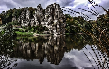 Эксерские камни / Эксерские камни (а также Эгстерские, Эгистерские или Эггерские камни) — группа скал в Тевтобургском Лесу вблизи Хорн-Бад-Майнберга, в районе Липпе, в Северном Рейне-Вестфалии. Она состоит из тянущегося с северо-запада на юго-восток на протяжении почти километра ряда колоссальных столбов и глыб песчаника, кое-где повалившихся и представляющих огромные, почти отвесные стены.