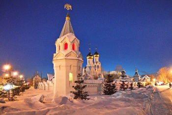 в вечерних огнях / Собор в Новосибирске