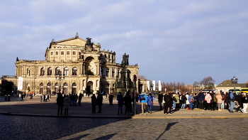 Театральная площадь / Туристы в Дрездене на Театральной площади, которую вдруг, среди пасмурного зимнего дня, осветило солнце.