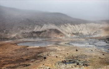 &nbsp; / Прошло шесть лет с тех пор, как мы путешествовали по Исландии . Уже тогда говорили, что полуостров Рейкьянис, который находится примерно в 42 км от Рейкьявика, зона с повышеной сейсмической активностью, и высока вероятность вулканического извержения. Так оно и случилось. 19 декабря 2023 года место, которое мы видим на снимке превратилось в огненную реку.
