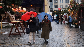 Рождественский рынок. / В Дрездене дождь, ветер 25 м./сек. и последние дни работы знаменитого рождественского рынка Штрицельмаркт