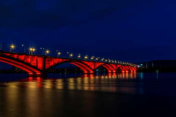 Коммунальный мост / Коммунальный мост в вечернем освещении