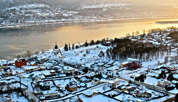 Подарочки: серебро — от зимы, а злато — от солнышка / Вид на берега Енисея из Академгородка Красноярска. Академгородок — микрорайон города, расположен на последней вершине Саянского хребта.

https://photocentra.ru/work/967046

https://photocentra.ru/work/802949