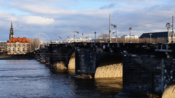 Эльба / Дрезден. 
Мост Августа( Augustusbrücke)-один из первых каменных мостов в Германии, построенный в начале XIII века. Впереди видна башня Кирхи Трёх королей( волхвов в православной традиции) и здание, в котором некий офицер КГБ был директором Дома Германо-Советской дружбы.