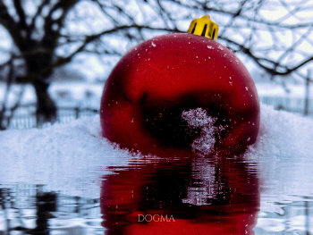 Новогодний шарик / Мобильное фото