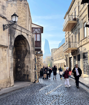 На фоне рукотворных высоток / Старый Баку на фоне новой архитектуры