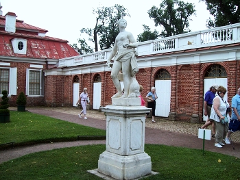 Петергоф. Возле дворца Монплезир / Санкт-Петербург, Петергоф