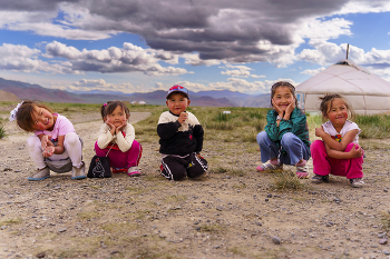 Детишки / Западная Монголия. Там живут преимущественно казахи. Небольшой поселок, где живут беркутчи (охотники c беркутами) с семьями.