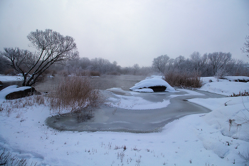Зимний натюрморт / Убранство реки льдом, инеем и белым снегом.