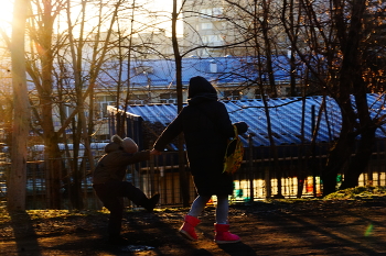 Поутру спешим в садик / Малыш очень хочет наступить на лёд.а мама уже выросла