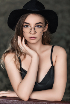 Портрет девушки в черной шляпе. / ***