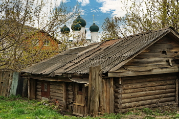 Вид за сарайкой. / В костромских проулках.