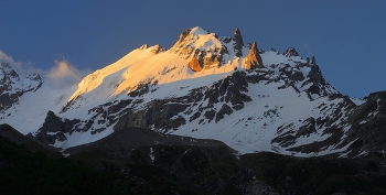 Рассвет в горах / Вершина Кавказ в ущелье Шхельды