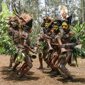 все по барабану / Желтый окрас лица - отличительная особенность народности Хули (Папуа Новая Гвинея, провинция Хела, гористая местность в центре страны Тари)
