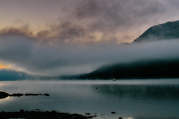 **Туманное утро.* / *Телецкое озеро.**