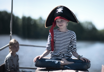 Пираты не рождаются, пиратами становятся. / Детвора летом в походах по реке Костромке