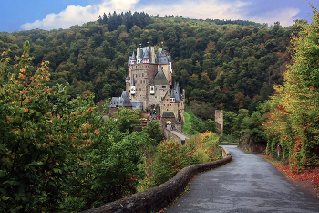 Замок Эльц / Замок Эльц (нем. Burg Eltz) — замок в земле Рейнланд-Пфальц близ Виршема в долине реки Эльцбах, отделяющей Майфельд от предгорьев Айфеля. Замок Эльц считается наряду с замком Бюрресхайм единственным сооружением в Айфеле, которое никогда не подвергалось захвату и не было разгромлено