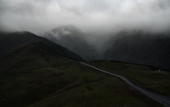 Дорога в горах высота 2170 нум / .. шёл мелкий моросящий дождь, как следствие тумана, да ещё ветер, в какую сторону не повернись, дул всё равно в лицо,продрыгла и промокла)