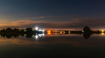 Вечер, монастырь на озере. / ***