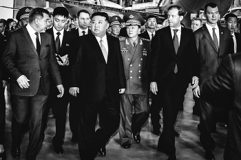 Дорогой гость. / Сентябрь 2023 года. Ким Чен Ын на авиастроительном заводе в Комсомольске на Амуре в окружении Правительства