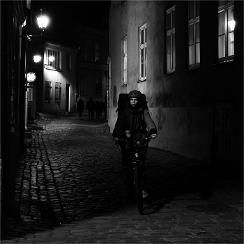 вечерняя улица / улица фонари велосипед