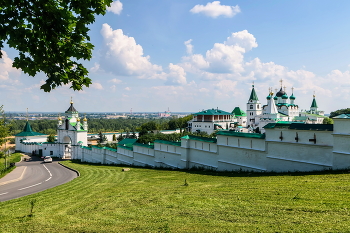 Вознесенский Печерский монастырь / Нижний Новгород. Очень красивое, славное место. Начинаешь спускаться по Печерскому съезду - и как будто выпадаешь из городской суеты, шума. Зелень, тишина, умиротворение. Спускаешься, и постепенно перед тобой открывается весь монастырь... Много расписывать не буду, в сети все есть. Хочется только сказать, что колокольня монастыря наклонена в сторону Волги. &quot;... Еще в XVII веке при осадке насыпного грунта колокольня заметно наклонилась к северу. Но процесс этот впоследствии остановился. В 1751 году каменщики возвели верх колокольни строго вертикально, поэтому ярусы колокольни XVII и XVIII веков находятся относительно горизонта в разных осях. Сам факт сохранения колокольни в течение более двух последующих веков доказывает правильность такого решения. ...&quot; Из сети. 25.07.22