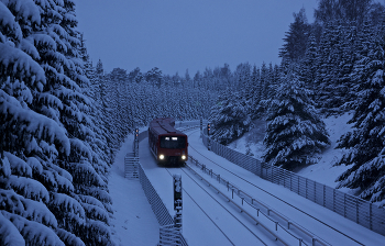 Метропоезд около станции «Вуосаари» / Метро в Хельсинки, столице Финляндии, — самое северное в мире.
9 восточных станций (в том числе «Вуосаари») — наземные.