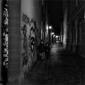 Вечерняя прогулка / улица фонари дети