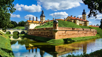 Замок / Несвижский замок (1582г.) – один из самых роскошных замков мира, фортификационный комплекс, располагающийся в городе Несвиж, на холме в окружении живописных озер.