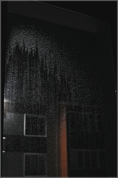 Не уютная погода / Ночной рисунок дом напротив