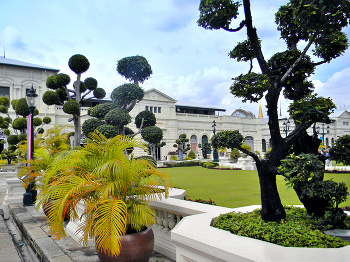 Дворец короля Таиланда / Дворец короля Таиланда и стрижка деревьев в стиле Ниваки