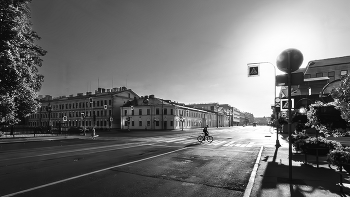 Город просыпается / Перекрёсток Троицкого и Измайловского проспектов в Санкт-Петербурге.