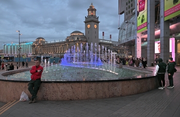Фонтаны возле Киевского вокзала / Москва