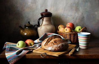 С хлебом и яблоками / кухонный натюрморт