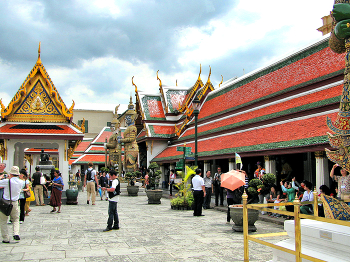 В буддийском храме Ват Пхо / В буддийском храме Ват Пхо в Бангкоке рядом с Большим Дворцом короля