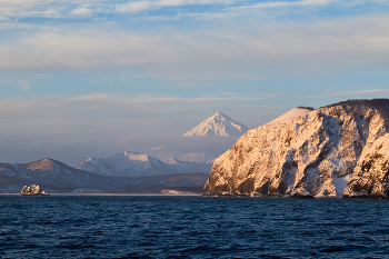 Белая скала / В январе у берега Камчатки. Снимок сделан с борта судна.
