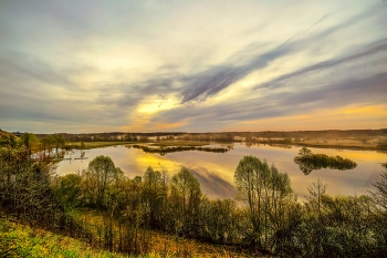 Рассвет на Сейме / Снимок сделан 9 апреля в Рыльском районе Курской области, Сейм после половодья еще не вошел в берега.