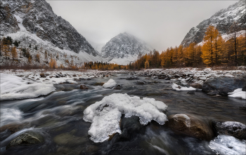 Туманный Кара-Таш / Горный Алтай, долина реки Актру. 
© https://phototravel.pro/phototravel2024/